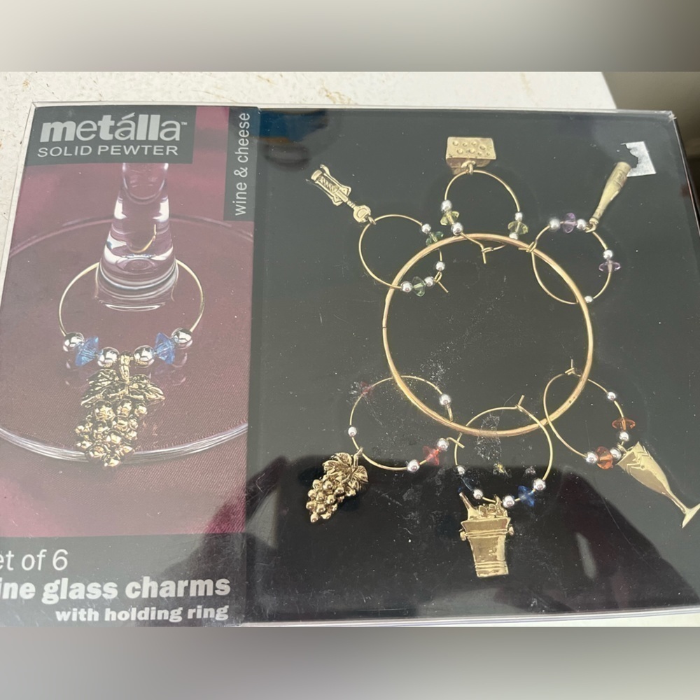 🩷free🩷Wine glass charms New in box